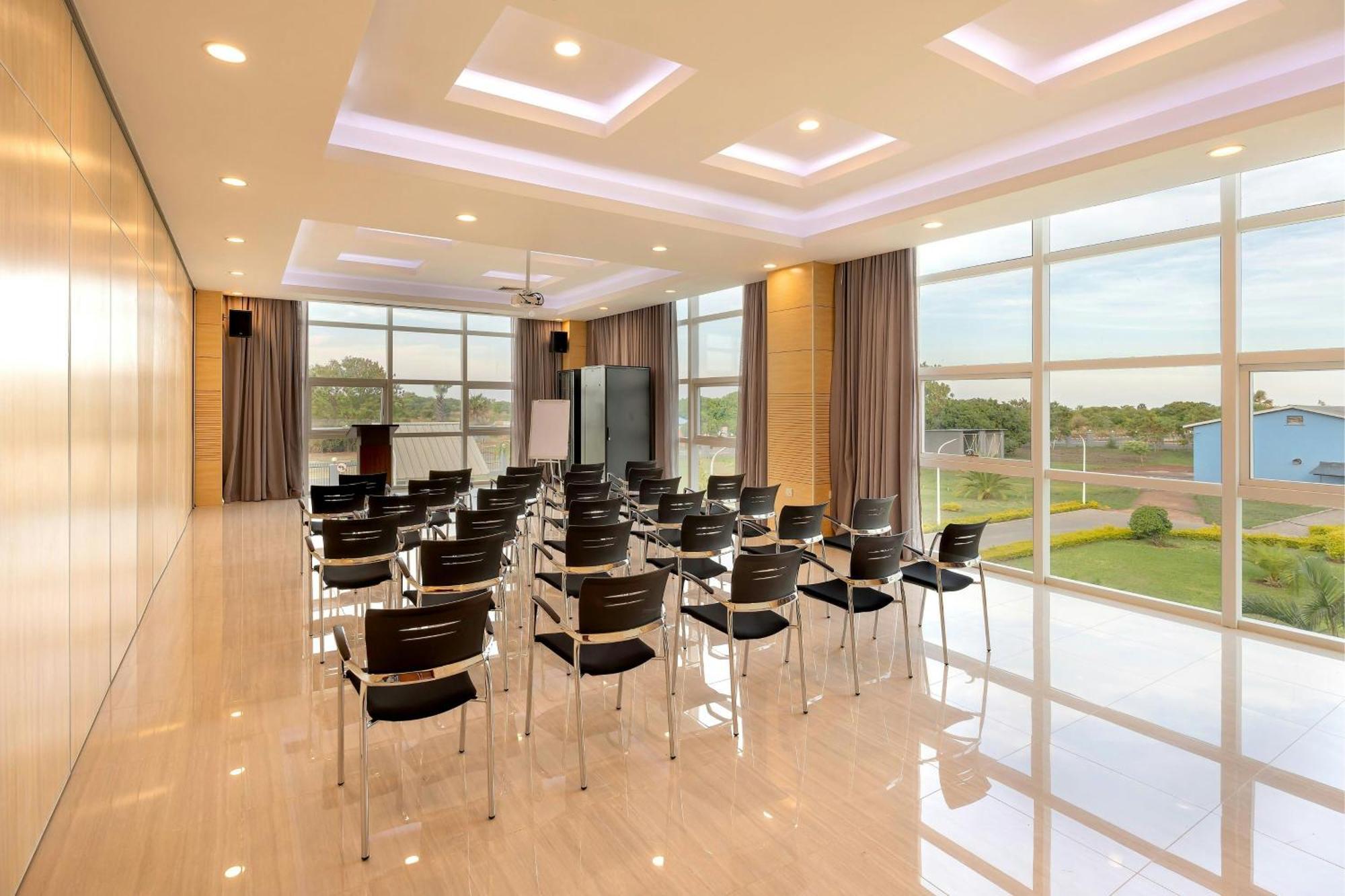 Protea Hotel By Marriott Lusaka International Airport エクステリア 写真