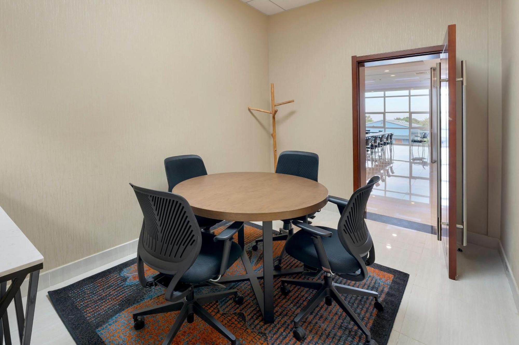 Protea Hotel By Marriott Lusaka International Airport エクステリア 写真