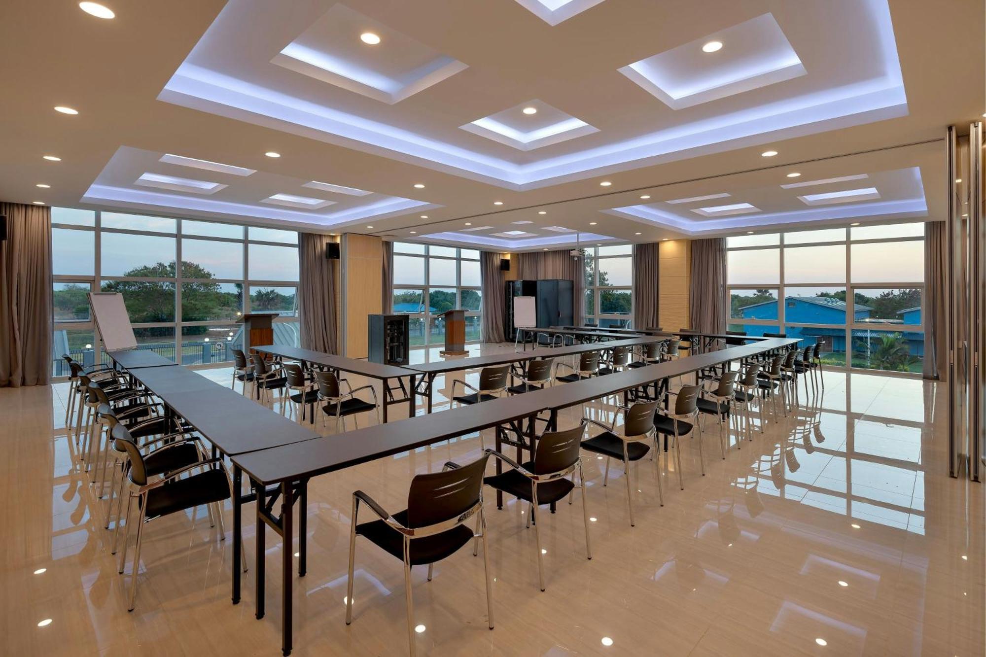 Protea Hotel By Marriott Lusaka International Airport エクステリア 写真